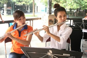 Thú vị dàn nhạc trẻ biểu diễn nghệ thuật đường phố