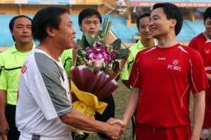 Phó Thủ tướng Vũ Đức Đam đá bóng với Huỳnh Đức, Hồng Sơn
