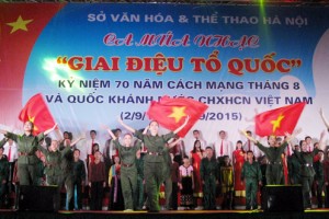Biểu diễn văn nghệ ngoài trời chào mừng kỷ niệm 70 năm Cách mạng tháng Tám và Quốc khánh 2/9
