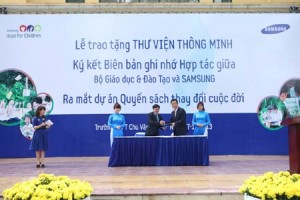 Học sinh vùng sâu học trong thư viện chuẩn