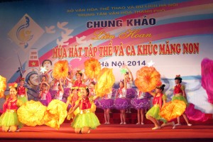 Chung khảo Liên hoan Múa hát tập thể và ca khúc măng non – Hè 2014