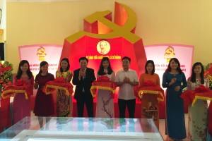 Khai mạc Triển lãm “Tự hào tiến bước dưới lá cờ Đảng”