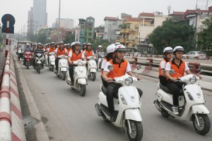 Cổ động tuyên truyền đội mũ bảo hiểm đạt chuẩn