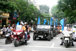 Chạy cổ động tuyên truyền đội mũ bảo hiểm đạt chuẩn