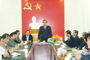 Lãnh đạo tỉnh tặng hoa, chúc mừng nhân Ngày thể thao Việt Nam