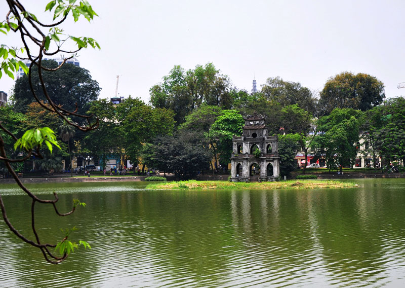 Vietnam-travel-Hoankiem-Lake-02