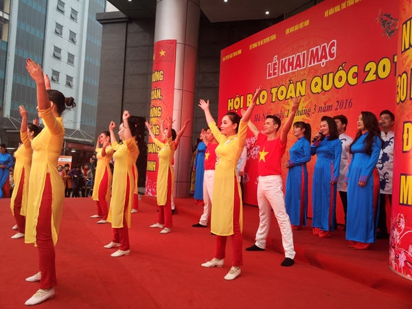 Văn nghệ chào mừng trong Lễ Khai mạc Hội báo toàn quốc 2016.