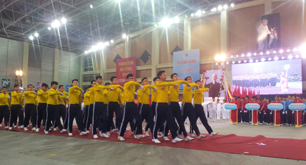 Các em học sinh tham gia buổi lễ diễu hành.