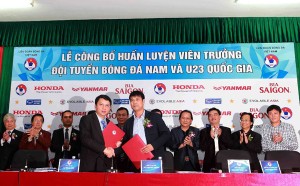 Nguyễn Hữu Thắng trong buổi ký kết hợp đồng với VFF để trở thành HLV trưởng ĐTQG Việt Nam