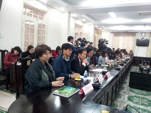 Từ trái sang: Bà Hosei Takeda, Chuyên gia trang trí và thiết kế; Ông Iizuka Iju, Tổng đạo diễn NHK; Ông Sato Mitsugu - Chủ tịch Hiệp hội Văn hóa quốc tế Nhật Bản Wanokai.