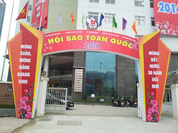 Cổng vào trụ sở Hội Nhà báo Việt Nam đang trong quá trình trang trí chuẩn bị cho Hội Báo toán quốc 2016.