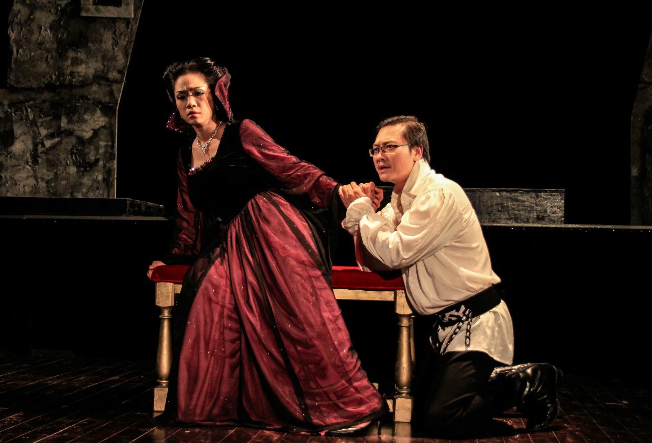 NS T¡ Tu¥n Minh (vai Hamlet) và NS Ph°¡ng Nga (vai Hoàng h­u) trong vß Hamlet. ¢nh: NHK VN