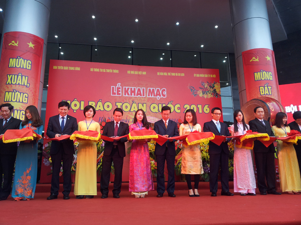 Lễ cắt băng khai mạc Hội Báo toàn quốc 2016. 