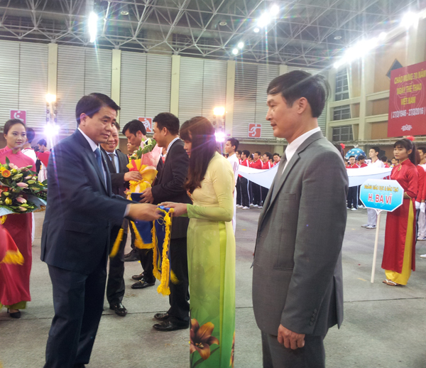 Các đồng chí trong ban lãnh đạo tặng cờ và hoa lưu niệm cho các đoàn tham gia. 