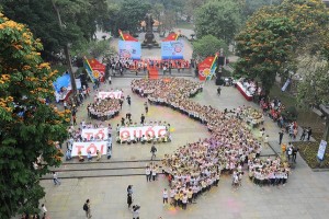 Bản đồ Việt Nam đầy màu sắc bên hồ Hoàn Kiếm