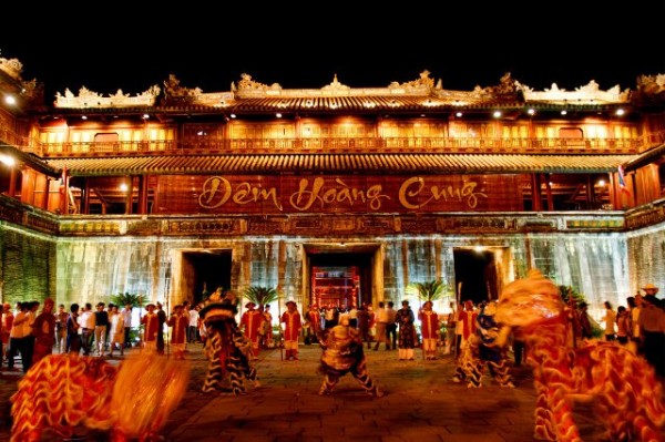 dem-hoang-cung-hue-2016-mo-rong-tren-nhieu-khong-gian-hoat-canh