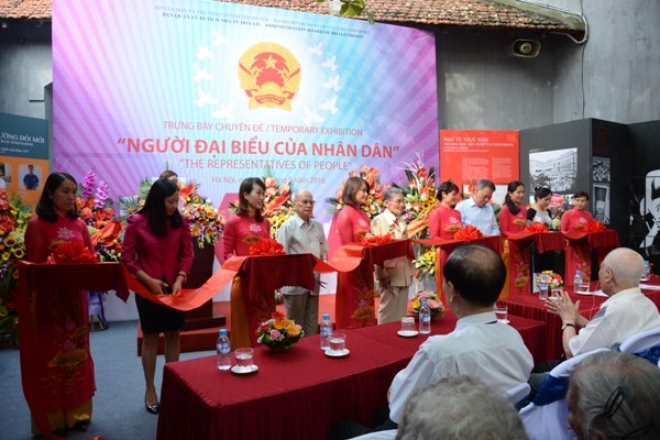 Lễ cắt băng khai mạc trưng bày chuyên đề "Người đại biểu của Nhân dân".