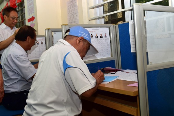 Cử tri phương Đồng Tâm, quận Hai Bà Trưng, Hà Nội lựa chọn những ứng cử viên xứng đáng. Ảnh: VGP/Nhật Bắc