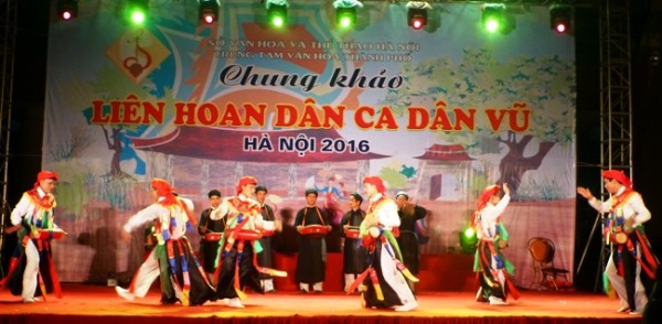 Múa cổ "Con đĩ đánh bồng" của huyện Thanh Trì.
