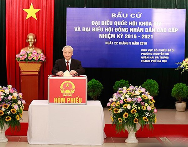 Tổng Bí thư Nguyễn Phú Trọng bỏ phiếu bầu cử đại biểu Quốc hội, HĐND các cấp - Ảnh: PLVN