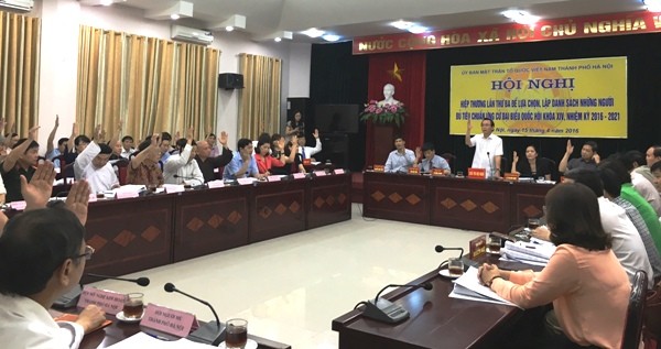 Các đại biểu biểu quyết chốt danh sách.
