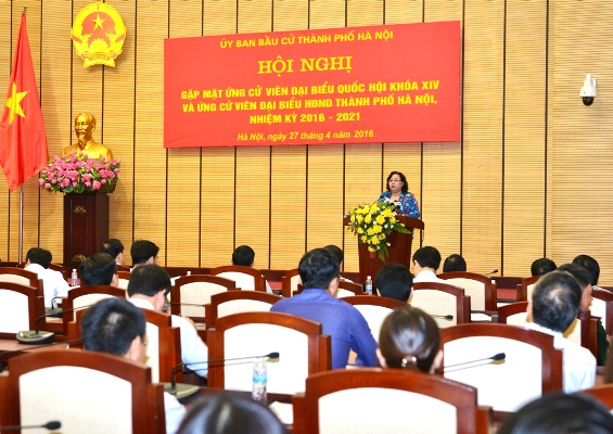 Đồng chí Nguyễn Thị Bích Ngọc, Phó Bí thư Thành ủy, Chủ tịch Hội đồng nhân dân TP, Chủ tịch UB Bầu cử TP Hà Nội phát biểu tại Hội nghị.