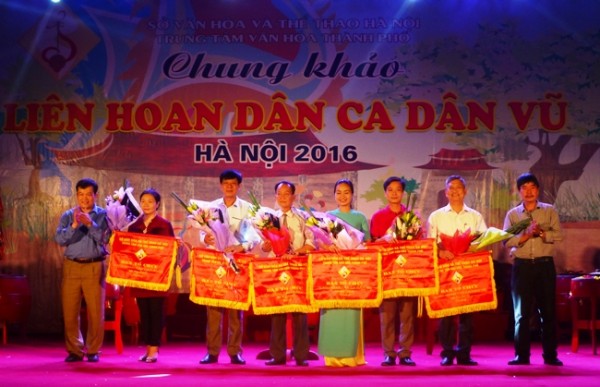 Đại diện các huyện nhận cờ và hoa của ban tổ chức.