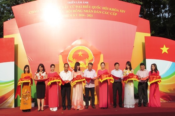 Cắt băng khai mạc Triển lãm. Ảnh: HNP
