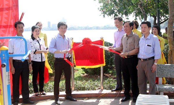 Lãnh đạo quận Tây Hồ, phường Thụy Khuê cắt băng khánh thành công trình thể dục thể thao ngoài trời