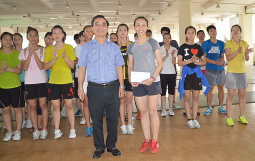lãnh đạo Trung tâm Huấn luyện và Thi đấu TDTT Hà Nội “thưởng nóng” cho VĐV Đỗ Thị Anh
