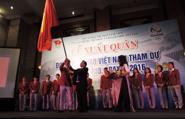  Ông Trần Đức Phấn nhận cờ từ Bộ Trưởng Nguyễn Ngọc Thiện