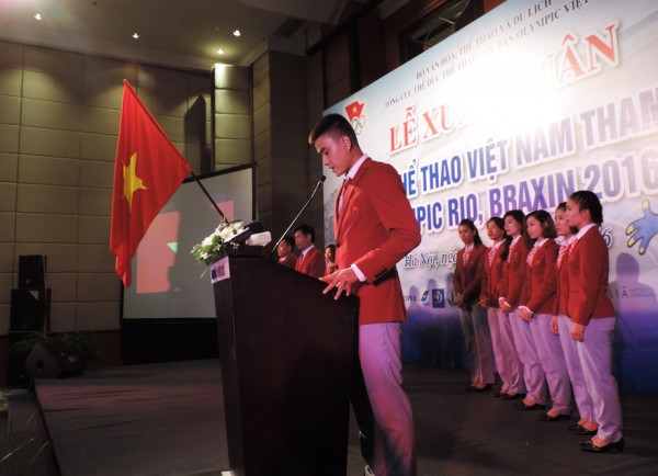 VĐV Vũ Thành An (đấu kiếm) - là người cầm cờ đoàn TTVN trong lễ khai mạc Olympic 2016