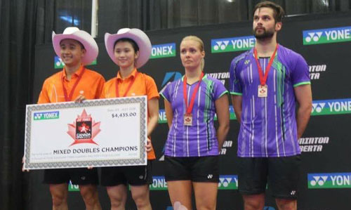 Cặp đôi Đỗ Tuấn Đức – Phạm Như Thảo (trái) trên bục vinh quang ở giải Canada mở rộng 2016
