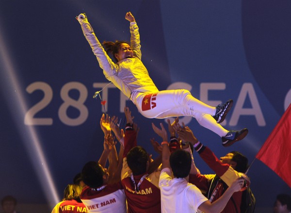 28th SEA Games Singapore 2015 - OCBC Arena Hall 2, Singapore - 4/6/15 Fencing - Women's Individual Sabre - Final - Vietnam v Thailand - Vietnam's Nguyen Thi Le Dung celebrates winning SEAGAMES28 Mandatory Credit: Singapore SEA Games Organising Committee / Action Images via Reuters