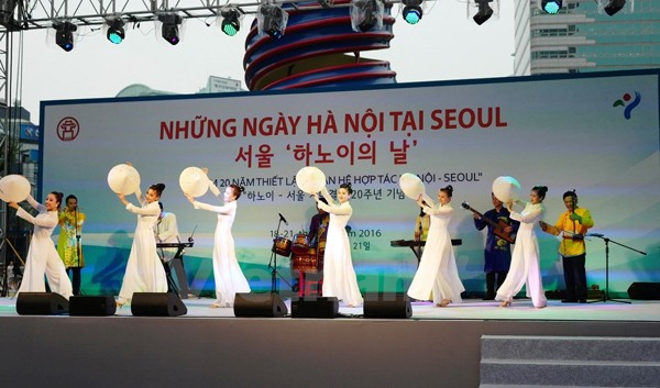 Đoàn nghệ thuật Hà Nội biểu diễn tại chương trình 'Những ngày Hà Nội tại Seoul 2016