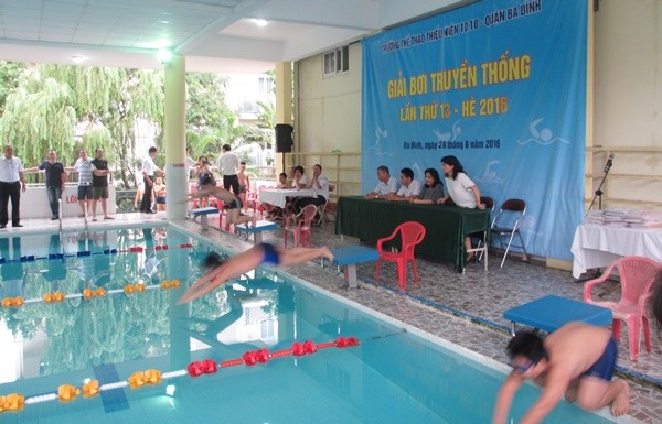 Môn Bơi được chia làm 10 lớp, mỗi lớp tối đa là 100 học sinh, mỗi ca 1 tiếng