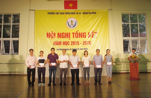Trường Thể thao Thiếu niên 10-10 khen thưởng cho các em học sinh năm học 2015-2016 