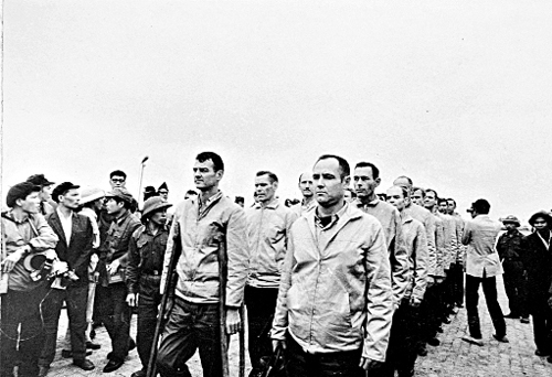 Những phi công Mỹ đầu tiên được trao trả tại sân bay Gia Lâm, Hà Nội, ngày 12/2/1973 trong đó có phi công Walter Eugene Wilber 