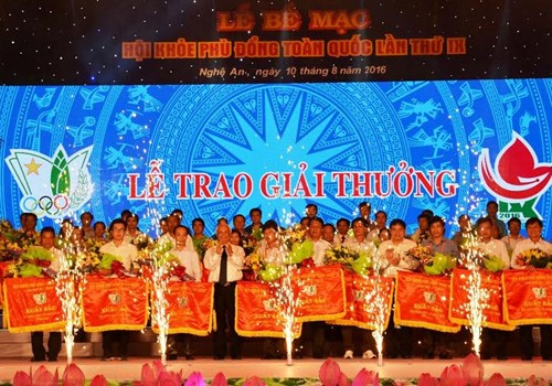 Trao cờ cho các đoàn có thành tích xuất sắc nhất Hội khỏe