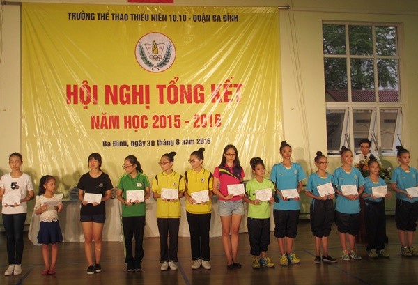 Trường Thể thao Thiếu niên 10-10 khen thưởng cho các em học sinh năm học 2015-2016 