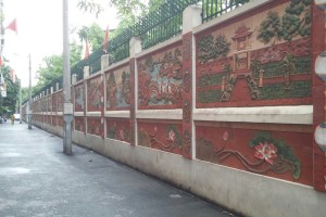 Độc đáo ngõ tranh gốm