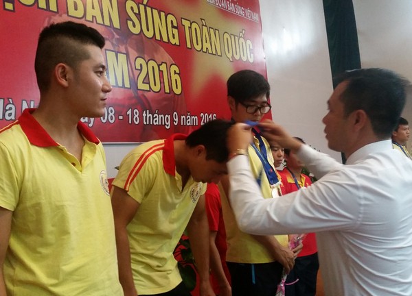 hoang-xuan-vinh-trao-giai-tai-giai-vo-dich-ban-sung-quoc-gia-2016-hinh-anh