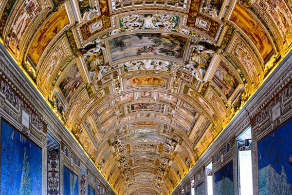 Như một phần còn lại của Vatican, bảo tàng của thành phố sẽ tạo sự choáng ngợp cho du khách với các bức bích họa đầy màu sắc