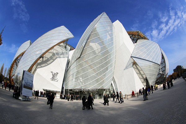 Bảo tàng Louis Vuitton (Paris - Pháp) là tác phẩm khác của Frank Gehry với lối kiến trúc khá đặc biệt và tràn đầy ánh sáng