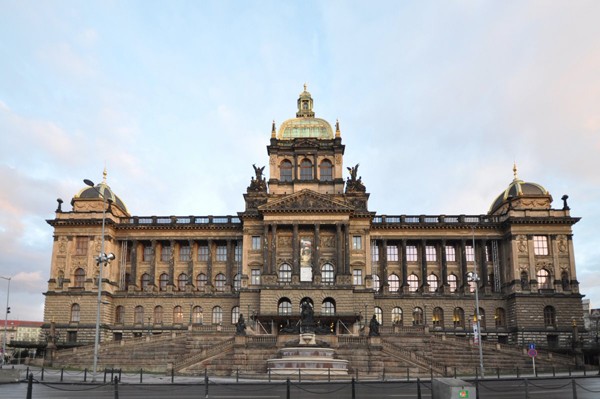 Bảo tàng Quốc gia Séc thuộc thủ đô Prague cổ kính, xinh đẹp vẫn còn giữ nguyên những lỗ đạn và những vết nứt từ cuộc xung đột thế kỷ 20, chính điều đó làm tăng thêm vẻ trang nghiêm của nó.