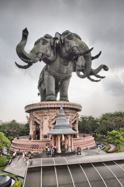 Bảo tàng Erawan (Thái Lan) được biết đến với tác phẩm điêu khắc voi ba đầu trên mái nhà.