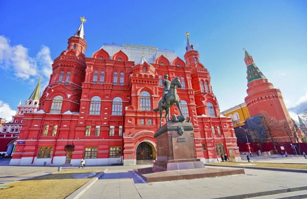 Bảo tàng Lịch sử quốc gia Moscow nằm ngay phía bên phải Quảng trường Đỏ với màu sắc nổi bật