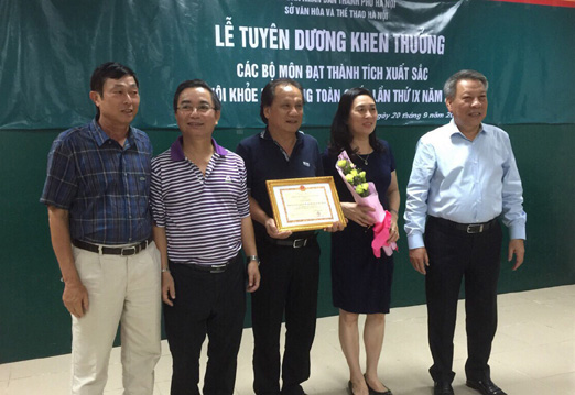 Giám đốc Sở VH- TT Hà Nội Tô Văn Động tặng Bằng khen cho Trung tâm Huấn luyện và thi đấu TDTT