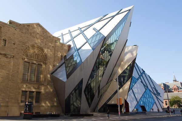 Royal Ontario là bảo tàng lớn nhất của Canada, nhìn từ bên ngoài, bảo tàng trông giống như một khổi pha lê nhô ra từ đá