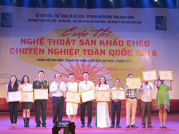 Trao Bằng khen của HNSNK Việt Nam cho 10 diễn viên xuất sắc nhất